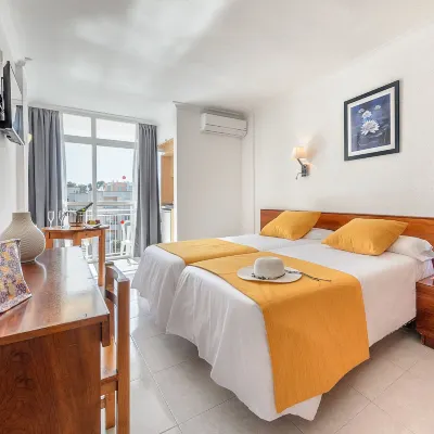 أبارتهوتل فايبرا باي Hotels near شاطئ إس بويت (Es Pouet Beach)