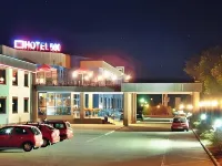 Hotel 500 W Strykowie Hotels near Zgniłe Błota