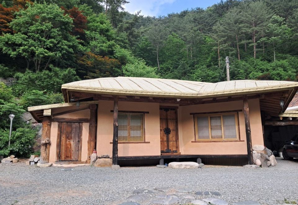 영양 대티골황토방의 아늑한 실내 전경