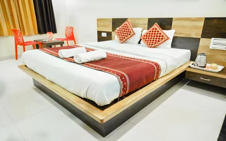 JV Garden Отели рядом с достопримечательностью «Poonam Chowk»