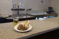 Holiday Inn BISMARCK by IHG - bar