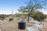 Jackalope Junction-Pool, Hot Tub, Fire Pit, BBQ & Desert Views! 2 Bedroom Home by Redawning Hôtels à : Pioneertown