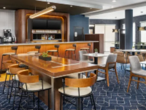 コートヤード バイ マリオットオーバーン リーのホテル