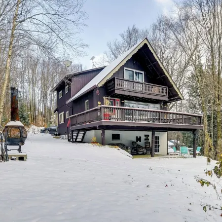 Pet-Friendly Home w/ Deck: 4 Mi to Jay Peak Resort