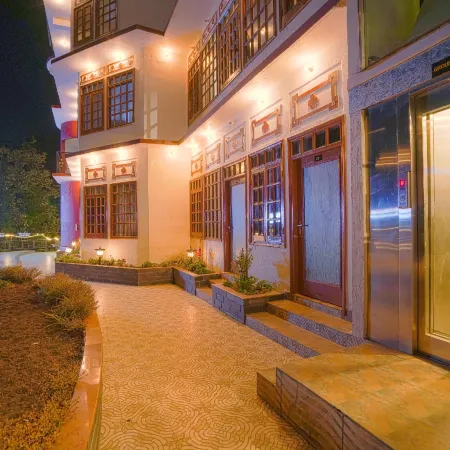 Pax Hotel Ark 150 Meters from Mall Road