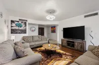 Glendale Retreat: Heated Pool, Golf, Gameroom, Bar