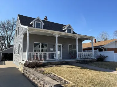 Capeside Cottage Hotels near La Crosse Regional Airport