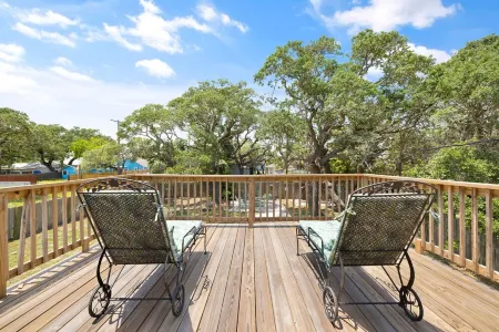 Harbor Headquarters - 1950's Cape Cod Style Home 4BR/2BA