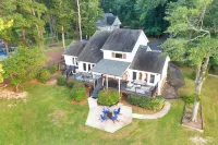 Luxurious large 3bd/2ba Home with Dock with beautiful sunset views