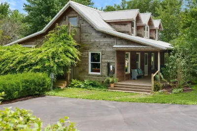 Hidden Gem: Upscale Area, EV Charger, Firepit, Near HWY65 and I44