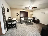 Luxury 2 BR Apt w/ King Bed فنادق في Davison County