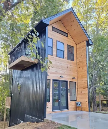 Cordial chalet with a balcony to have coffee with the squirrels