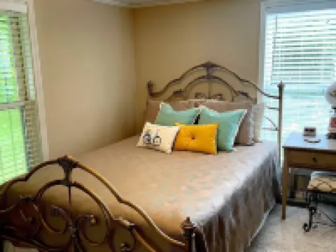 Adorable 2 Bedroom Cottage 3 blocks from downtown square ハリソンのホテル