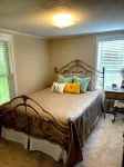 Adorable 2 Bedroom Cottage 3 blocks from downtown square