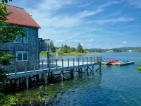 Tidewatch- harborside cottage, unparalleled views Hoteles en Tremont