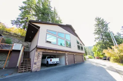Private beautiful lake home 2 car garage w/dock & kayak access-3 miles to town!