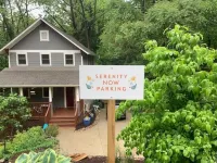 Lovely, serene studio apartment close to downtown and Biltmore Village.