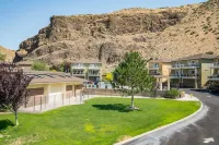 Beautifully Updated Crescent Bar Condo Free Golf