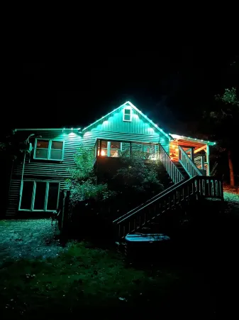 Nice little cabin at the lake. Full House. Hot tub, pet-Friendly!