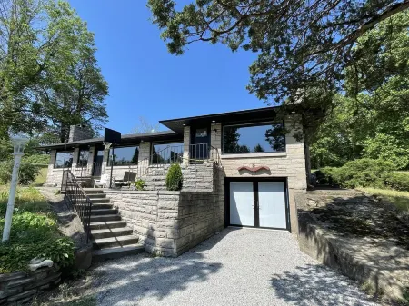 Newly renovated spacious private farmhouse 5 min from lake.