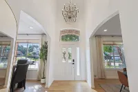 DFW Escape: Pool, Hot Tub, Near AT&T Stadium, 20 mins to Dallas and Fort Worth