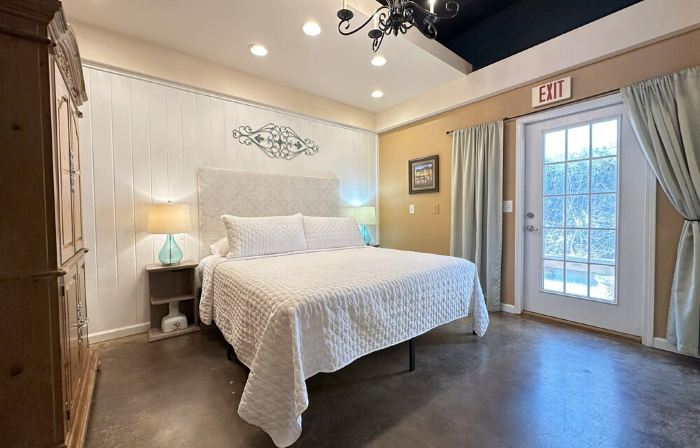 The DOWNTOWN LOFT, on the square, across from Piedmont University, sleeps 4.