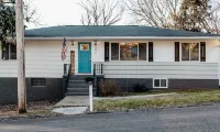 Lively 5 bd 2 1/2 bth pet friendly home minutes from downtown. GAME ROOM 🎱 Hotels near Highway 58 Shopping Center