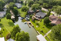 Lakefront Getaway w/Kayaks, Movies from Hot Tub