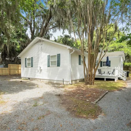 Cozy Downtown Boho Retreat - Sleeps 10!