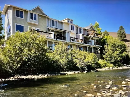 Newly remodeled riverside location a stroll from all which Pagosa has to offer!