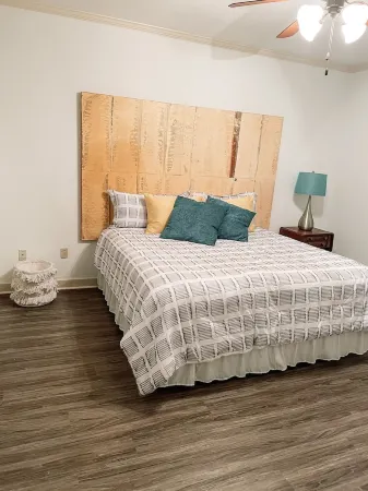 2 BR / 2 BA UNIT! WALKING DISTANCE FROM SQUARE AND CAMPUS!!