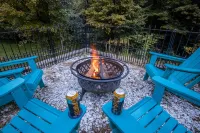 Ascension Cabin - huge yard, hot tub, above stream Hotels in Wilderness