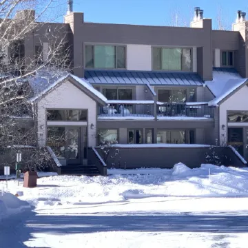 Lakeside, Ski Condo with Amazing Views, Quiet, Family-Friendly