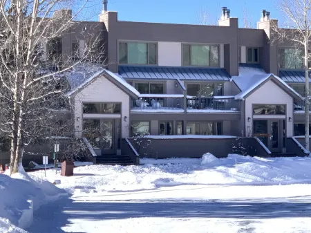 Lakeside, Ski Condo with Amazing Views, Quiet, Family-Friendly