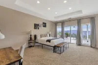 Ahwahnee Hilltop Getaway - large modern home with amazing views