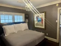 The Art House - indoor jacuzzi, and only one block from downtown!!