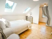 Luxe Cape Cod Farmhouse. Walk to Ellis Landing Beach! Hotels in Brewster