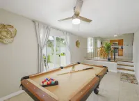 Private 2 Story Corner Home - Games Room - Spacious <br> Hotels in Greater Northdale