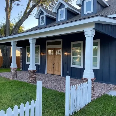 Four Bedroom Downtown Tomball Cottage Отели в г. Томбал