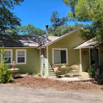 Cute & Cozy! Julian Mt. cabin. Hiking, wineries, brewery.  All season getaway.