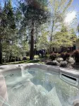 Lux, creekfront 8-acre retreat with hot tub