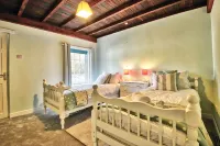 A stylish cottage, in the heart of the delightful  village of Grosmont 格羅斯蒙特住宿飯店