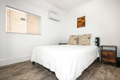 Remodeled Modern, Walking Distance to Beach