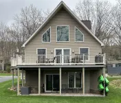 Lakefront Chalet -Kayaks, Gameroom, Firepit