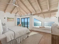 Top Floor Oceanfront Retreat, a Short 3-5 Minute Walk to the Beach 索拉納海灘酒店