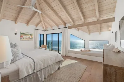 Top Floor Oceanfront Retreat, a Short 3-5 Minute Walk to the Beach Fletcher Cove Community Center 주변 호텔