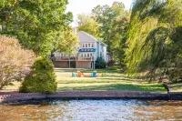 “MEMORY MAKER”- Lake House at Hyco Lake with a Private Boathouse