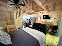 Robin's Nest - with Hot Tub - Relaxation Awaits in the Mountains! Charles T. “Chuck” Tate Waterfront 주변 호텔