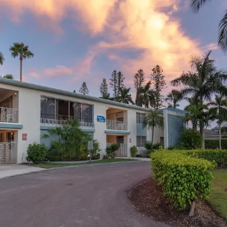 2 BD/ 2BA.  Just steps to Beach, Walk to 3rd St South