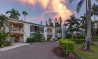 2 BD/ 2BA.  Just steps to Beach, Walk to 3rd St South